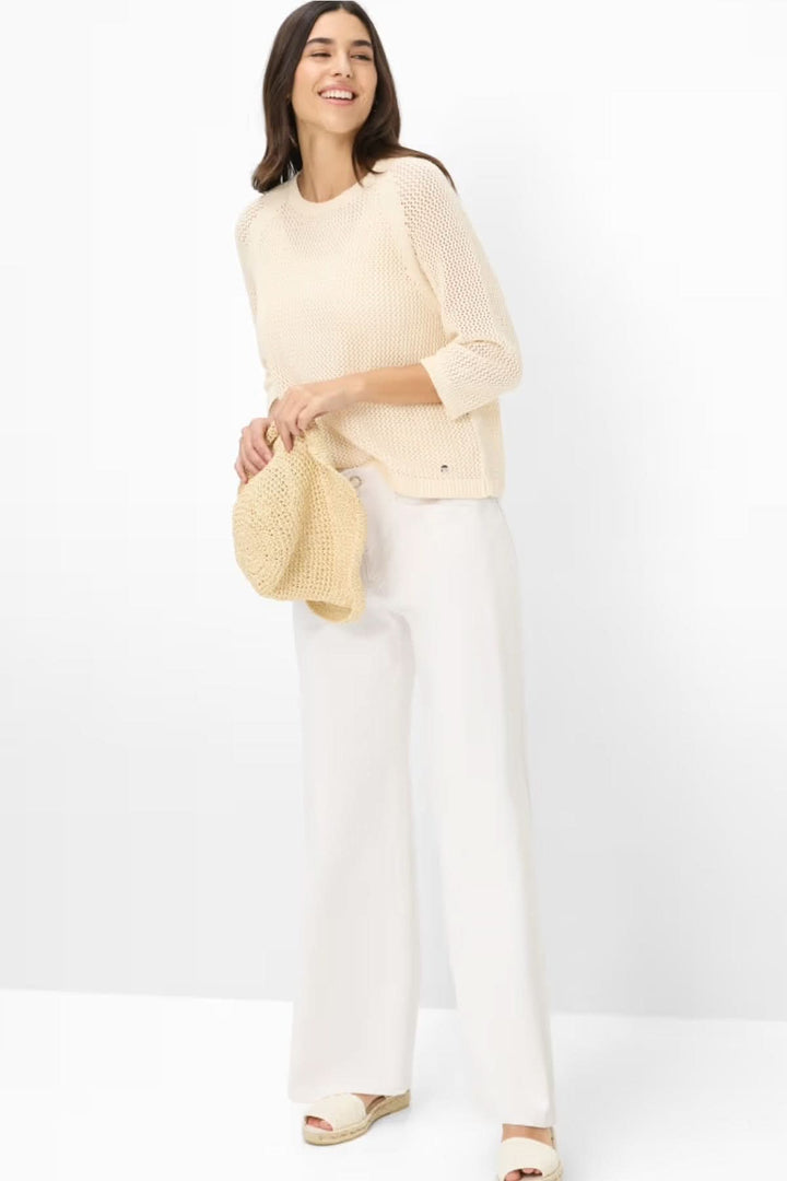 Femme portant le chandail manches trois-quarts NALA en tricot texturé pour un look décontracté et raffiné