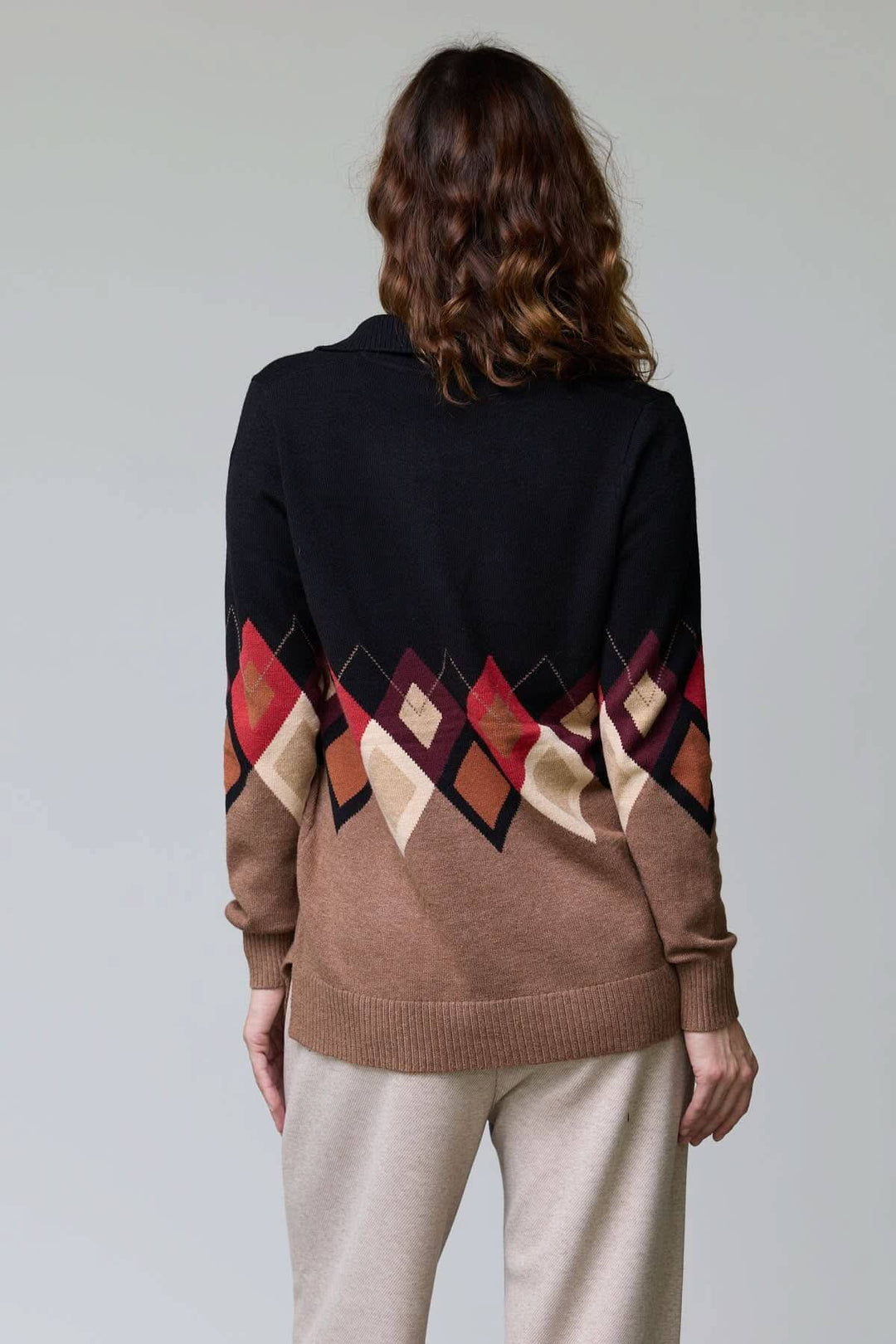 Chandail à motif losanges avec col ouvert et losanges multicolores, parfait pour la saison fraîche, vu de dos.