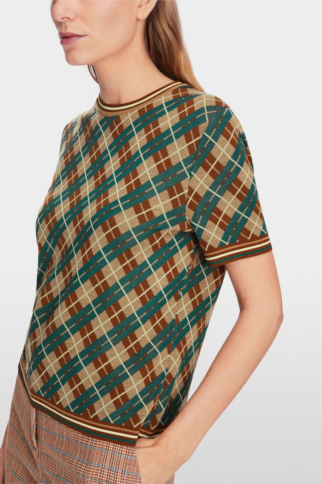 Chandail à motifs losanges, manches courtes, en laine douce et coton, style décontracté élégant.