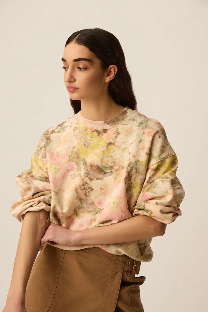 Femme portant un chandail ouaté imprimé floral JOEME avec manches longues et encolure ronde.