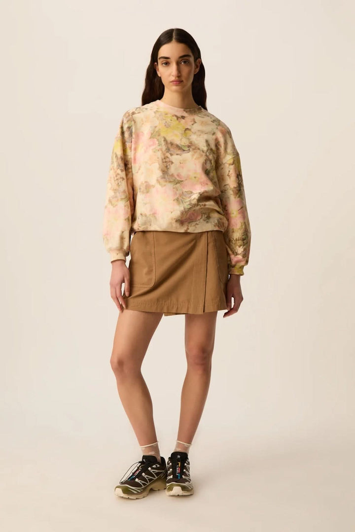 Chandail ouaté imprimé floral JOEME porté par une femme, style décontracté et moderne, encolure ronde côtelée, manches longues.