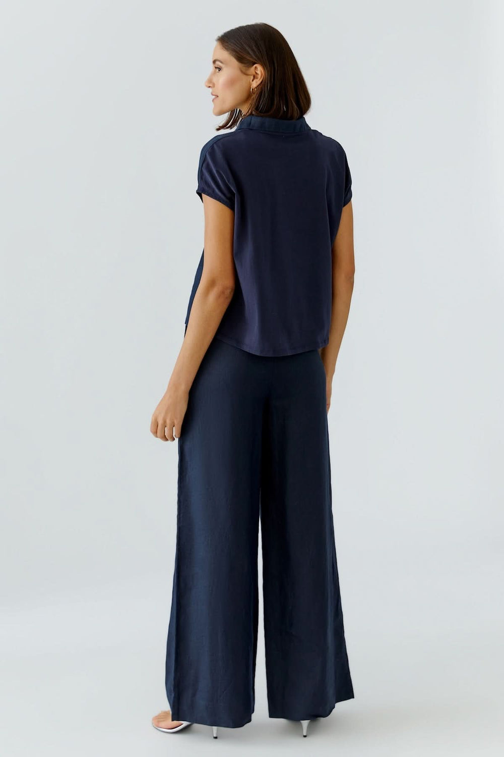 Chandail polo fluide à manches courtes vue arrière avec coupe moderne et épurée, idéal pour un style minimaliste et confortable.