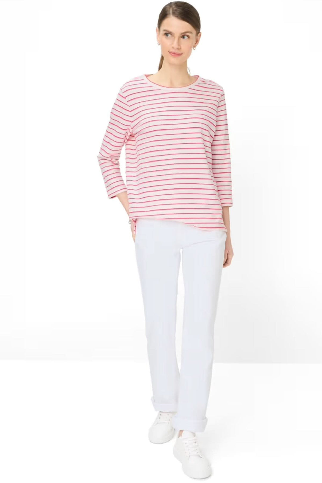 Femme portant le Chandail rayé BONNIE à manches longues avec un motif à rayures rouges, tissu doux et coupe droite confortable.