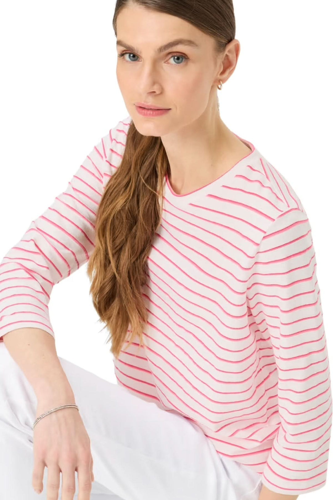 Femme portant le chandail rayé BONNIE à manches longues, motif à rayures horizontales, tissu doux et extensible, style moderne.