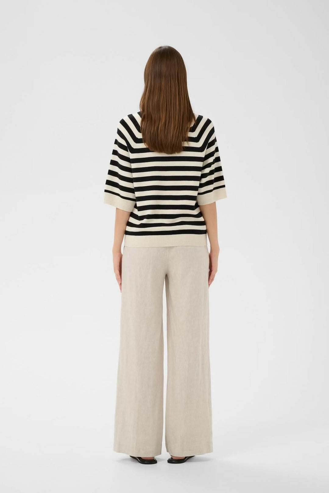 Vue arrière du Chandail rayé en tricot Madie avec coupe droite et motif à rayures, style décontracté et élégant.