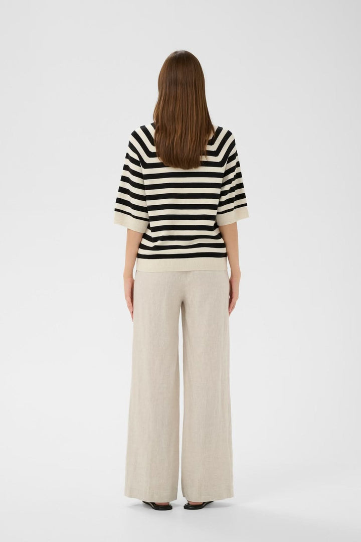 Vue arrière du Chandail rayé en tricot Madie avec coupe droite et motif à rayures, style décontracté et élégant.