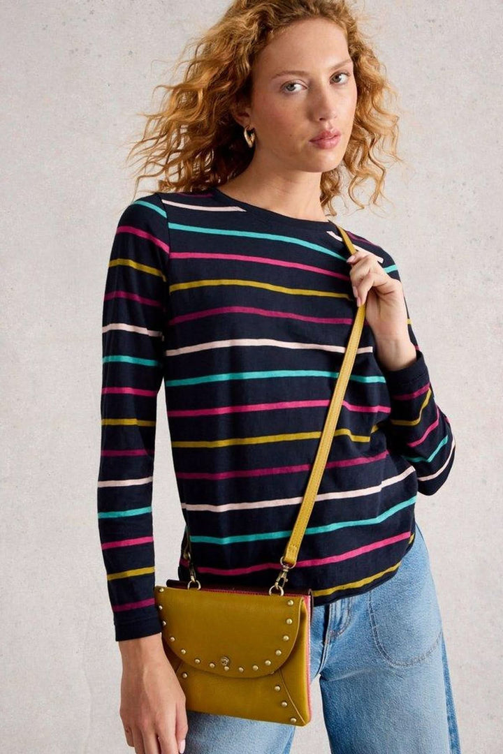 Femme portant un chandail rayé manches longues en jersey léger, style décontracté avec sac à main, idéal pour un look simple.