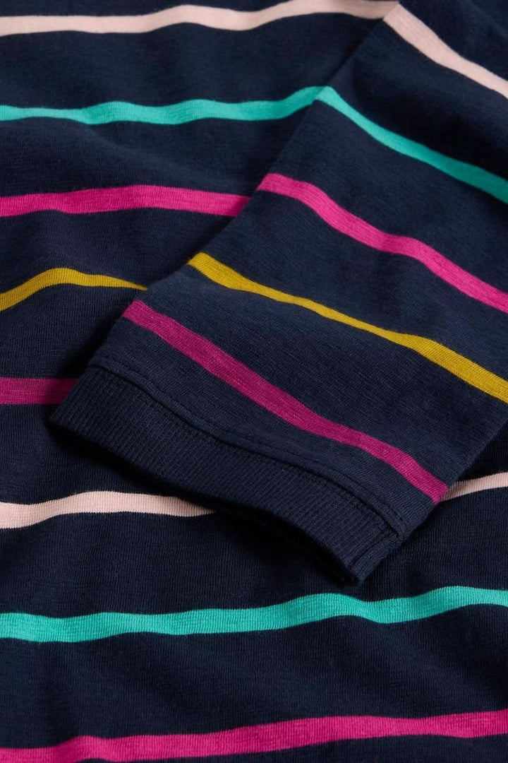 Chandail rayé manches longues en jersey léger avec rayures colorées. Encolure ronde et poignets côtelés pour un style décontracté.