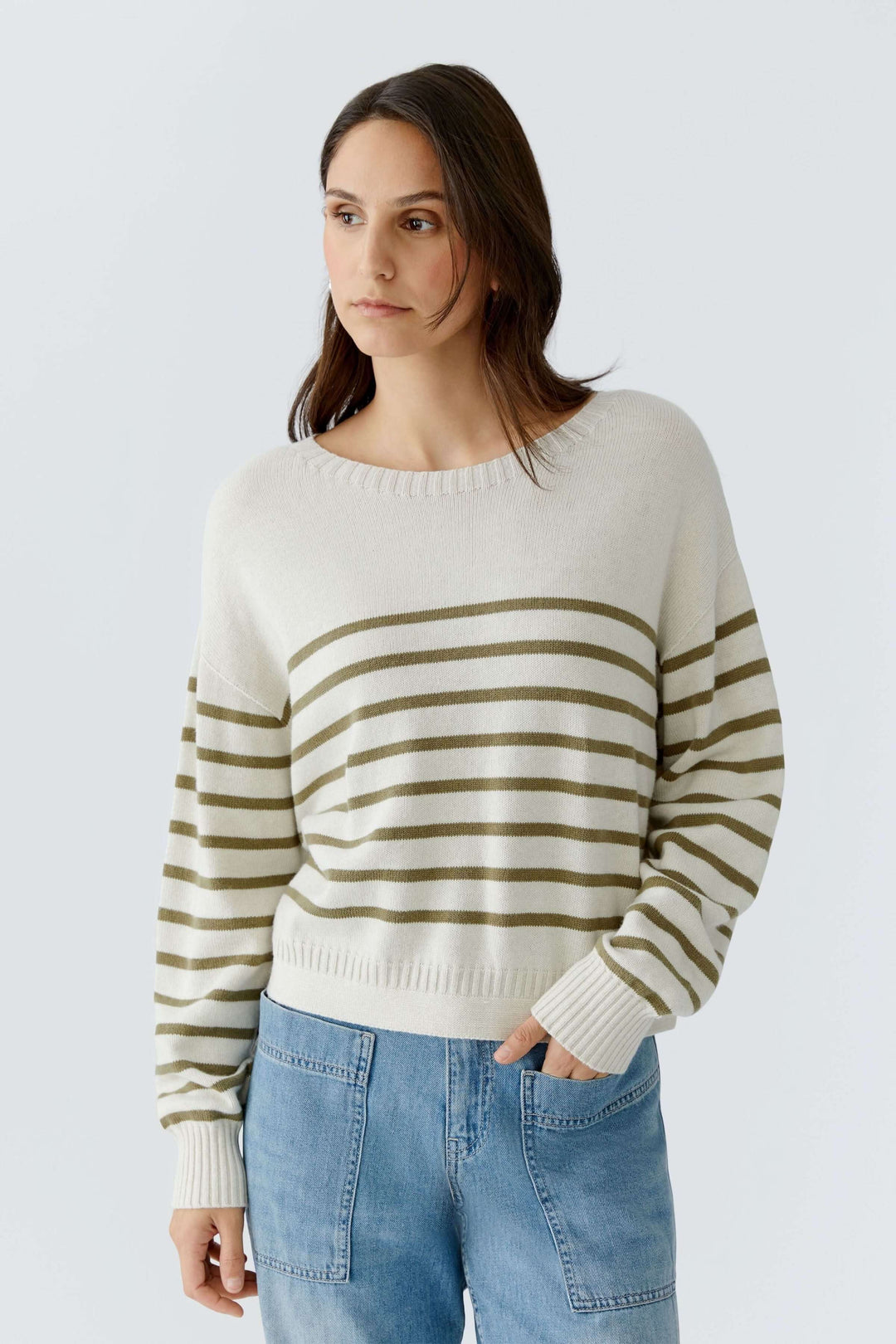 Chandail à rayures en maille douce avec manches longues et encolure ronde, porté par une femme, style décontracté chic.