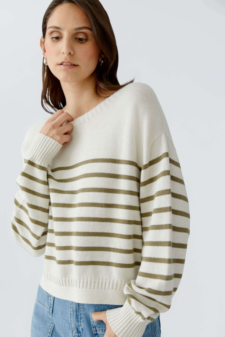 Femme portant un chandail à rayures en maille douce avec manches longues et encolure ronde, style décontracté, idéal pour un look quotidien.