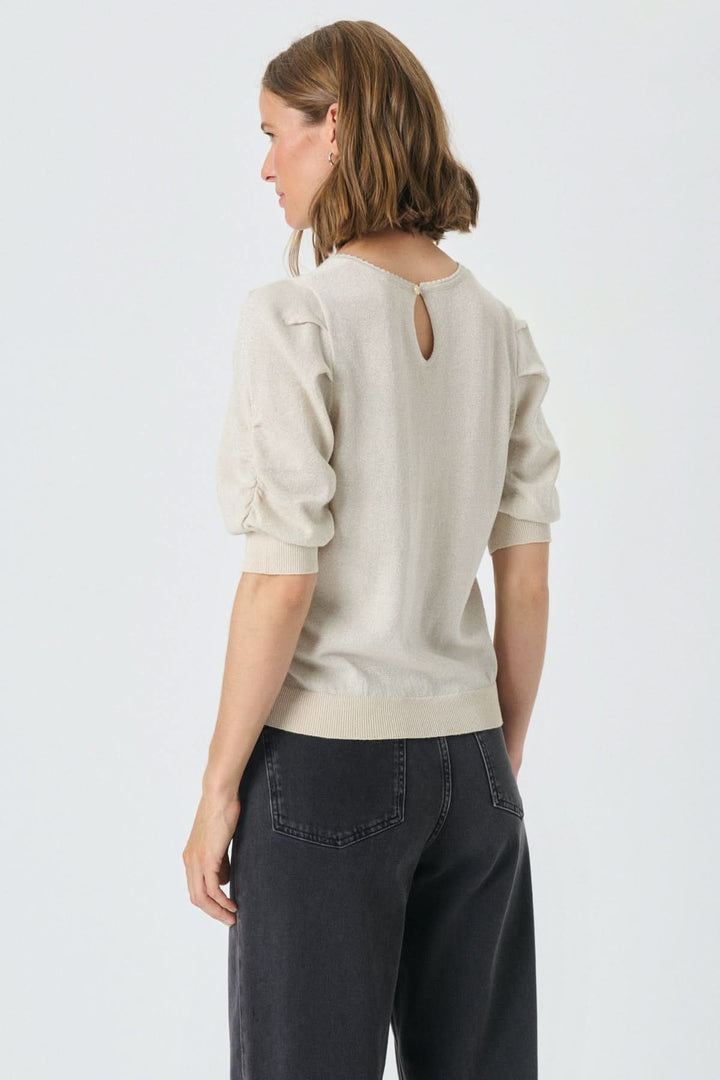 Chandail scintillant Varaia avec manches courtes et encolure ronde, parfait pour une tenue chic et confortable.