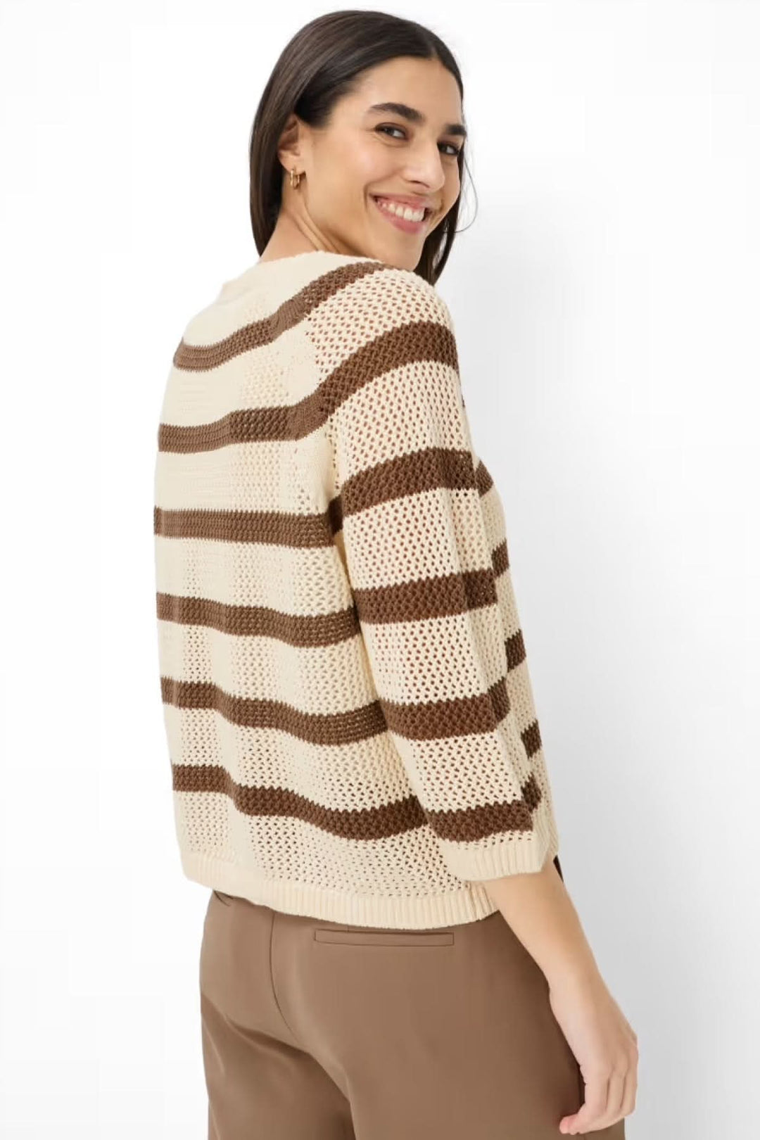 Femme portant le Chandail tricot NALA rayé, manches trois-quarts, coupe confortable, idéal pour un look décontracté et raffiné.