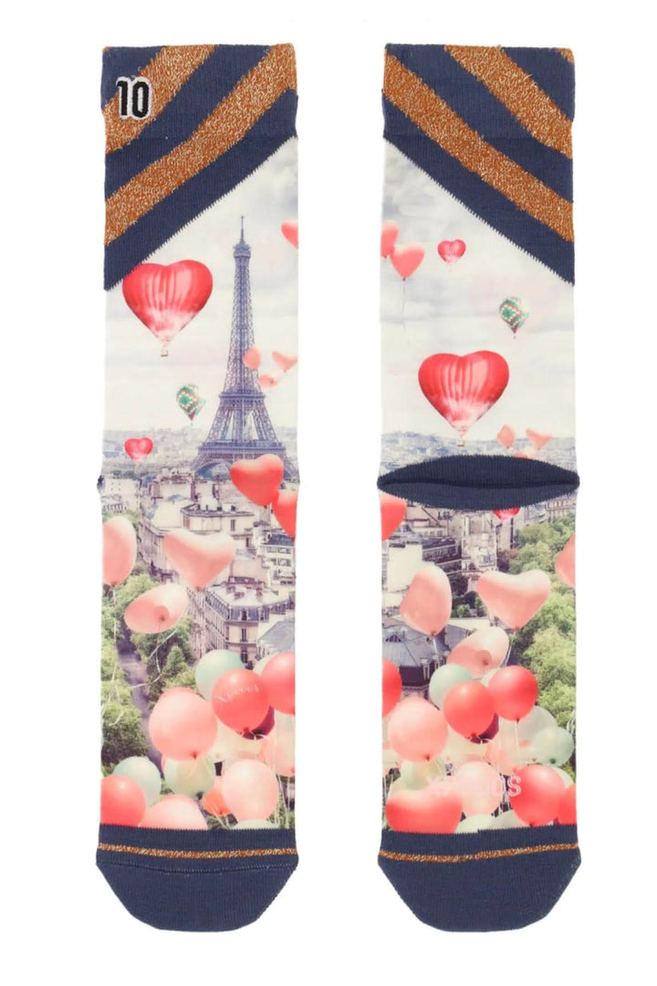 Chaussettes Jolies dames avec design romantique de la tour Eiffel et ballons en cœur, mi-hautes, pour un style unique et fantaisie.