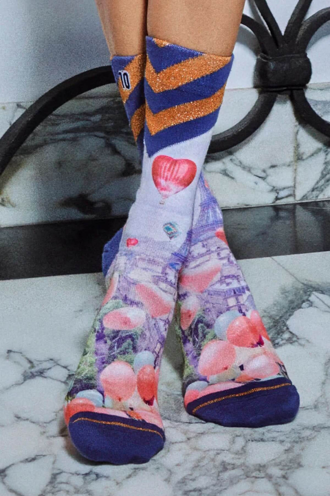 Chaussettes Jolies dames avec motif tour Eiffel et ballons cœur, design romantique parisien, pour look fantaisie et unique.