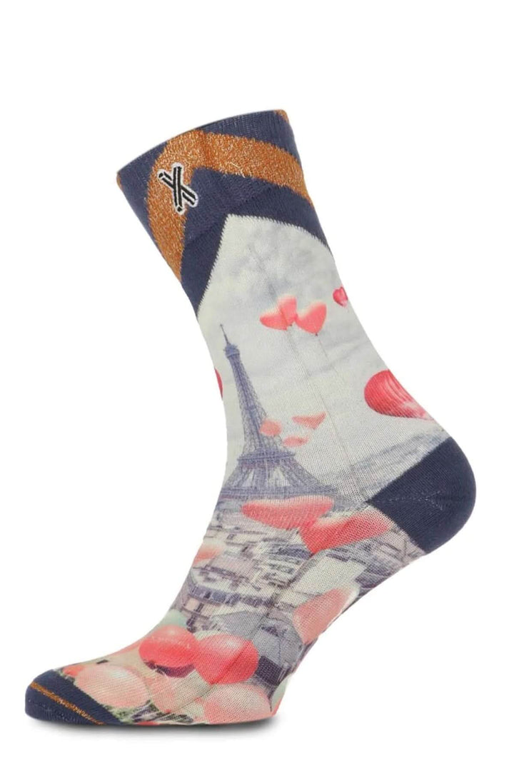 Chaussettes Jolies dames avec motif tour Eiffel et ballons cœur, design romantique et unique, idéales avec sneakers ou bottines.