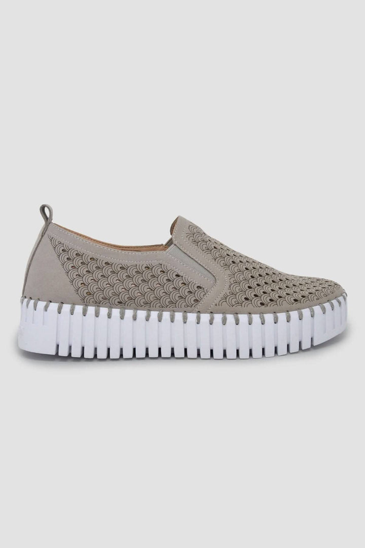 Chaussure Tulip en microfibre grise avec semelle plateforme blanche, design respirant et élastique.