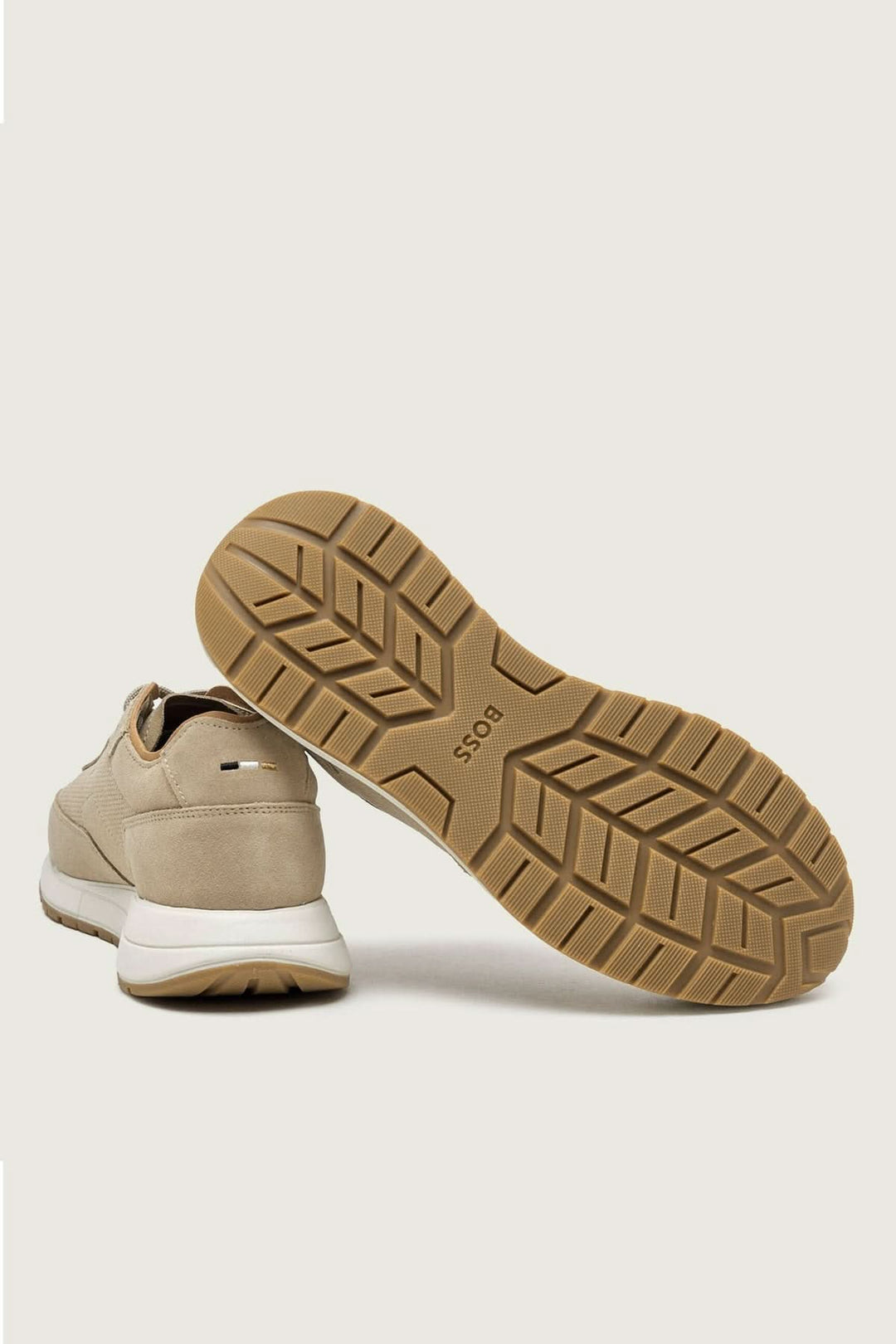 Chaussure de ville Vinston en suède perforé beige avec semelle contrastante, vue de dessous pour montrer les détails et la texture.