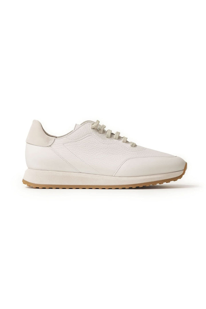 Chaussure italienne en cuir texturé avec silhouette contemporaine et semelle texturée assurant style décontracté et adhérence.