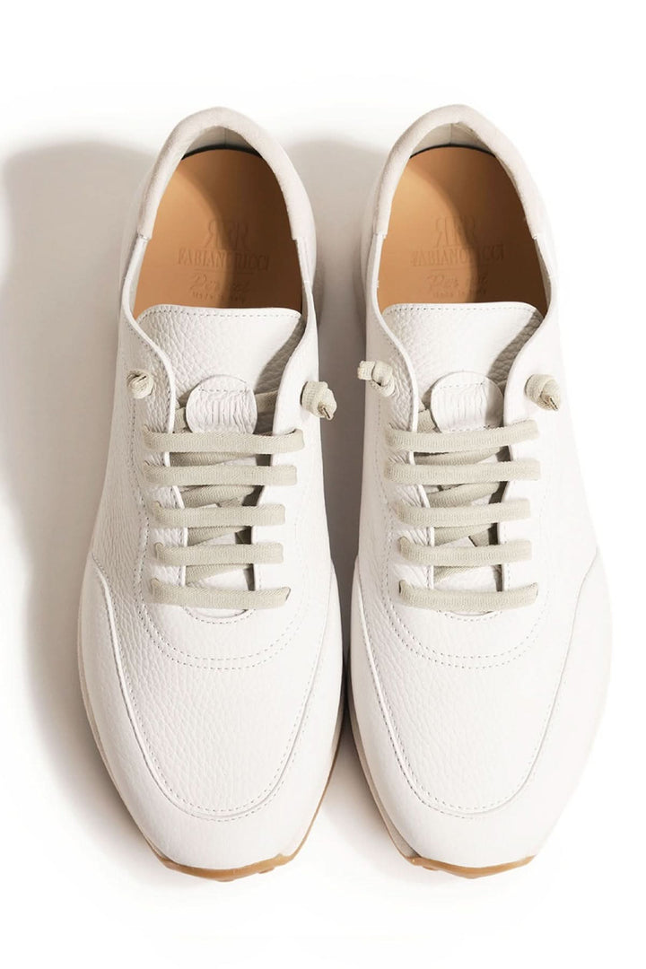 Chaussure italienne en cuir texturé blanche avec lacets en vue de dessus, semelle texturée pour style moderne et confort quotidien.