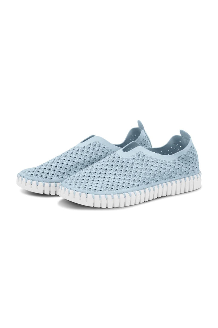 Chaussures tulipe légères Ilse Jacobsen, en microfibre recyclée, coloris bleu, design perforé pour confort optimal.