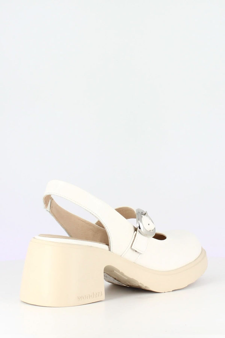 Chaussures à bride arrière Sora avec talon bloc et boucle réglable, couleur crème, offrant élégance et confort.