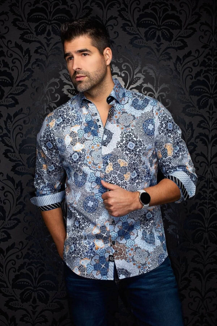 Homme portant la Chemise ASHAR avec imprimé artistique, coupe moderne, col classique, look élégant et original, idéale pour le bureau.