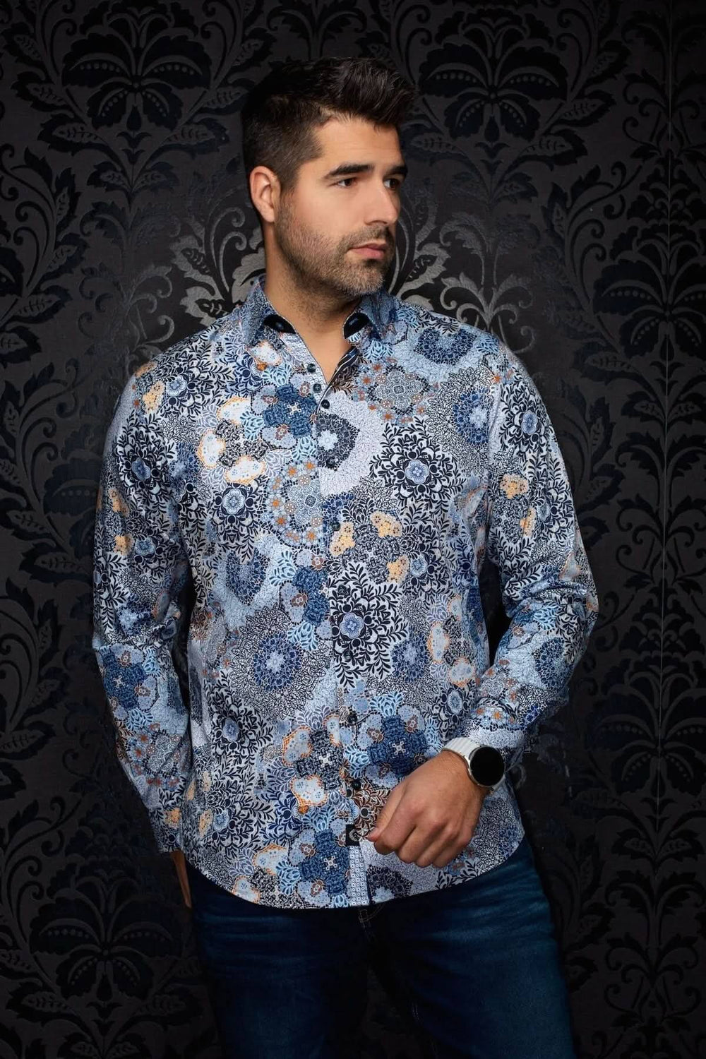 Homme portant la Chemise ASHAR avec imprimé artistique, coupe moderne, idéale pour le bureau ou les sorties élégantes.