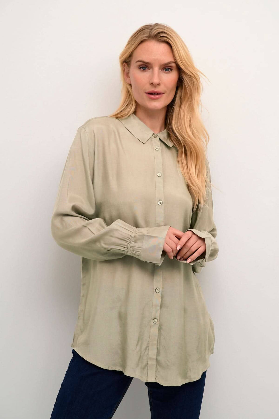 Chemise Arina en vert clair, manches longues, coupe décontractée, parfaite pour un look intemporel.
