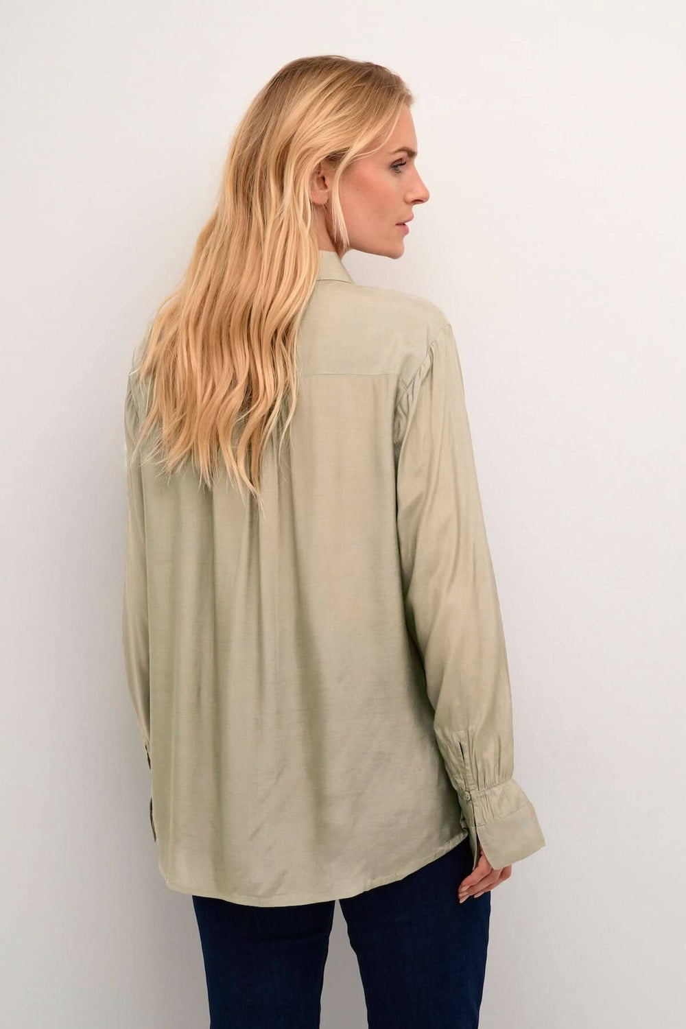 Chemise Arina beige à manches longues, vue arrière, coupe décontractée et confortable, idéale pour un look intemporel.