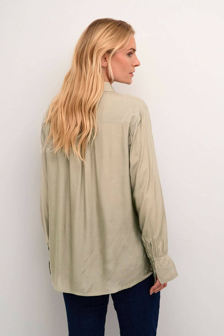 Chemise Arina beige à manches longues, vue arrière, coupe décontractée et confortable, idéale pour un look intemporel.