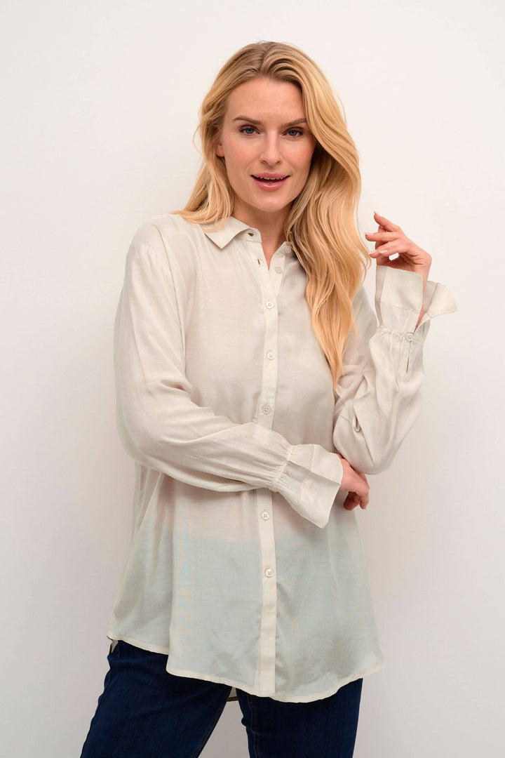 Chemise Arina en couleur beige avec manches longues, style décontracté et coupe ample, parfaite pour le quotidien.