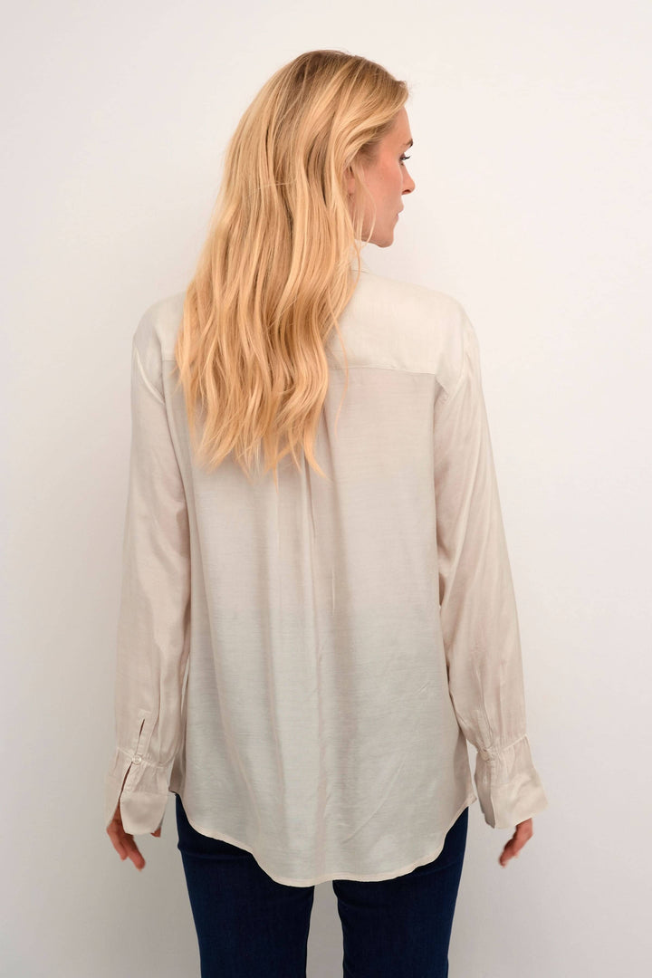 Chemise Arina beige avec manches longues, coupe décontractée et boutons, vue arrière.
