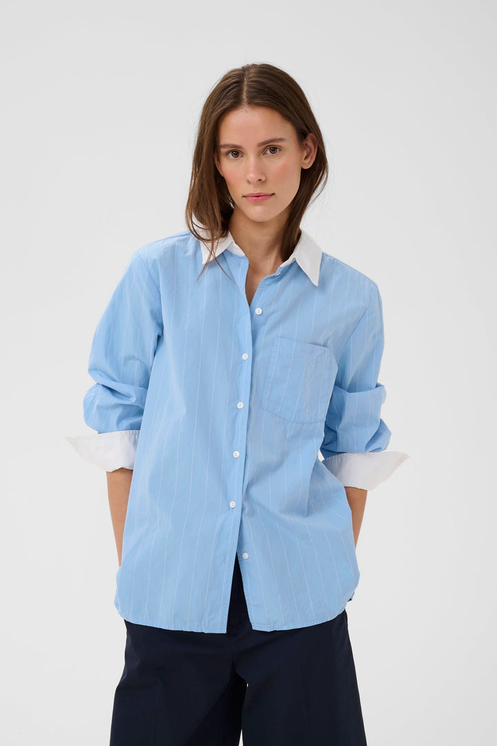 Chemise Dessy rayée à col contrastant portée par une femme