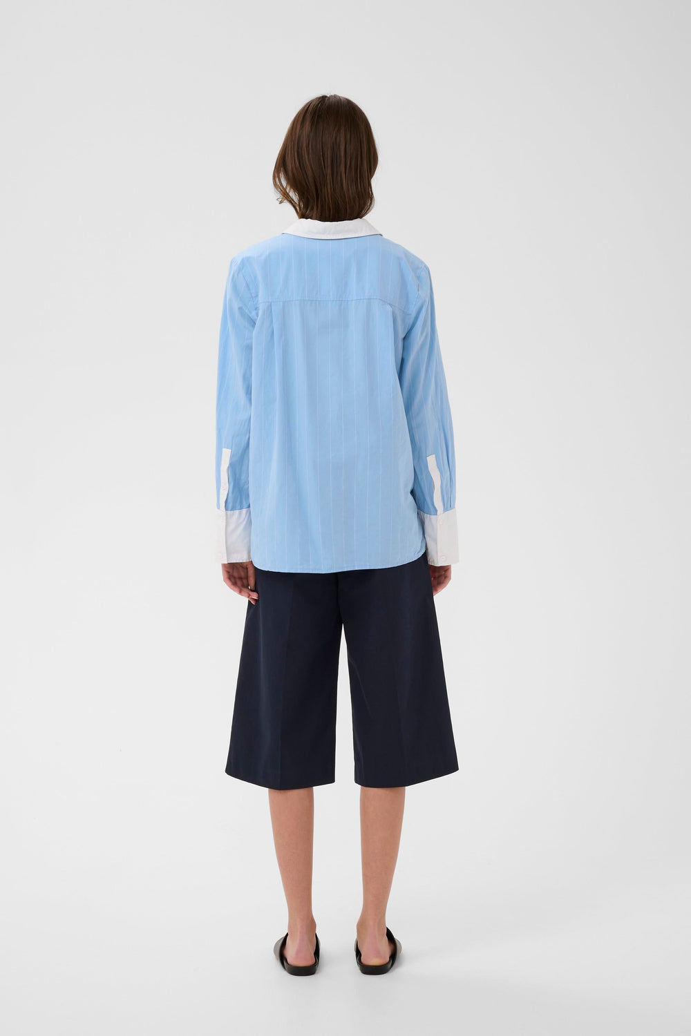 Vue arrière de la Chemise Dessy rayée à col contrastant en bleu, offrant un style classique revisité pour une tenue polyvalente.