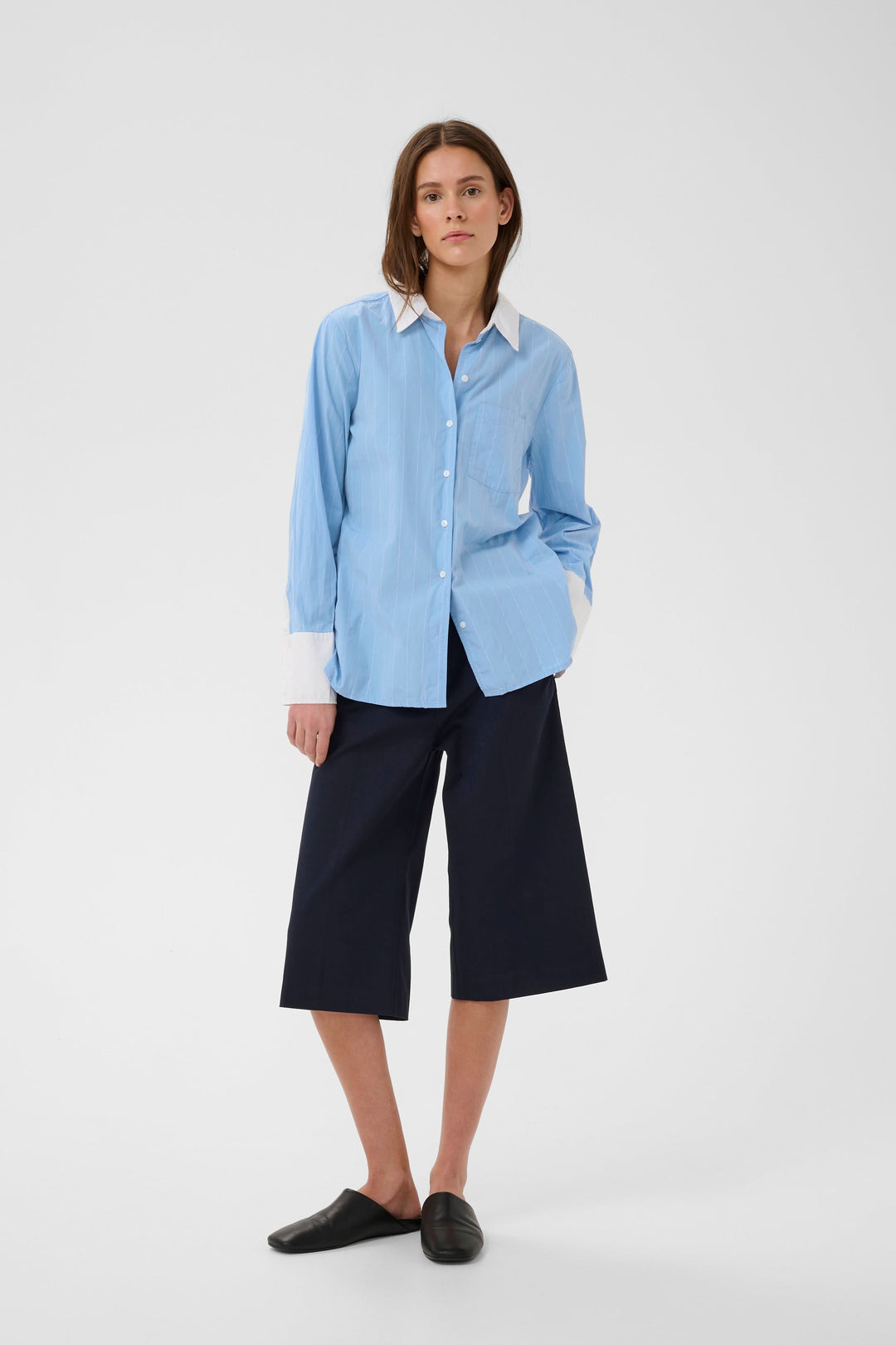 Chemise Dessy rayée à col contrastant, classique modernisé avec manches longues, poche poitrine et fermeture boutonnée, tenue polyvalente.