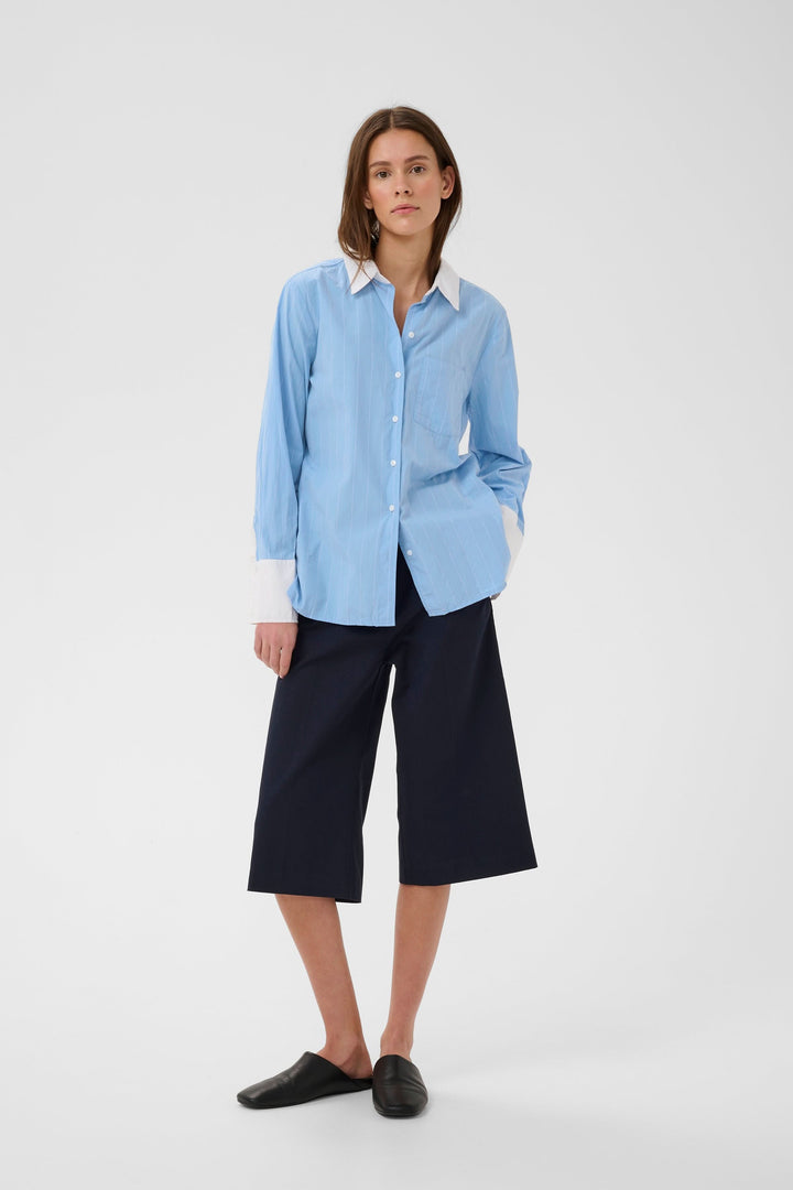 Chemise Dessy rayée à col contrastant, classique modernisé avec manches longues, poche poitrine et fermeture boutonnée, tenue polyvalente.
