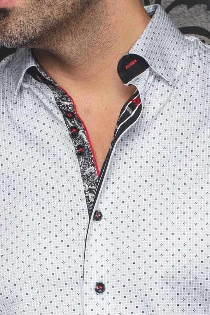 Chemise Faro à manches courtes, motif discret, col contrastant et finitions raffinées, idéale pour l'été.