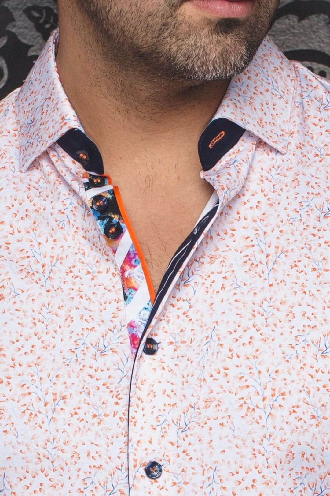 Chemise Lando avec motif micro-imprimé et détails colorés au col, offrant une coupe ajustée et moderne.