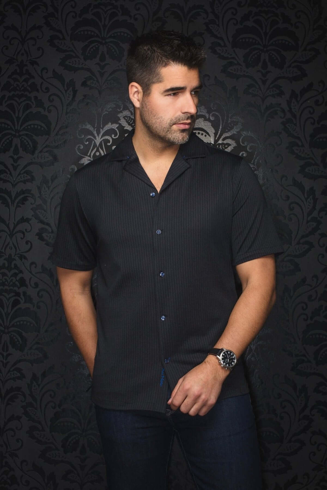 Chemise Waikiki à rayures verticales, col cubain, style décontracté, modèle homme sur fond noir.