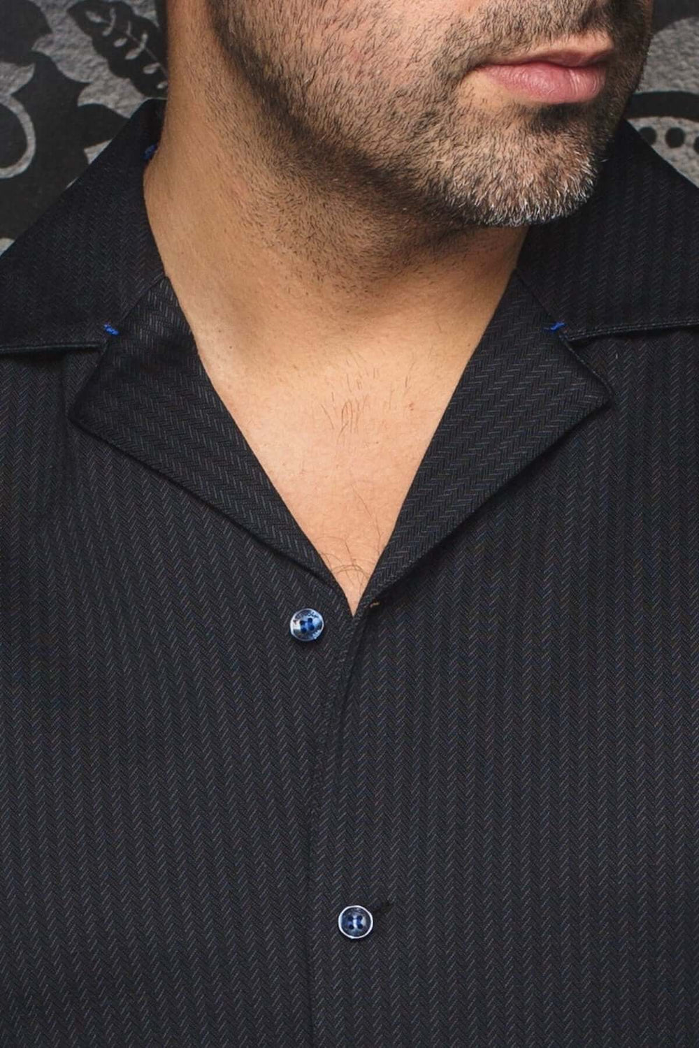 Chemise Waikiki à rayures verticales, col cubain, coupe fluide, pour un style chic et décontracté.