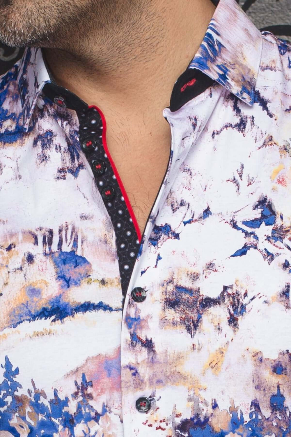Chemise à manches courtes avec imprimé artistique floral et col contrastant, style audacieux et élégant.