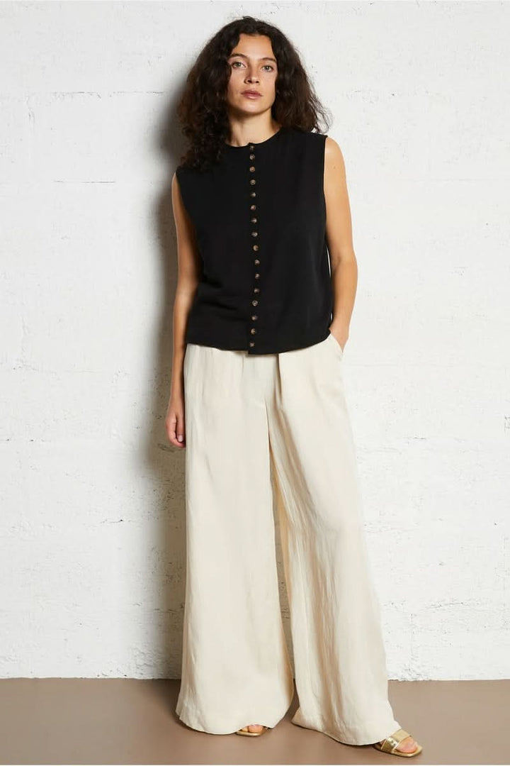 Femme portant une chemise au design moderne avec un pantalon ample, parfait pour un look élégant et confortable.
