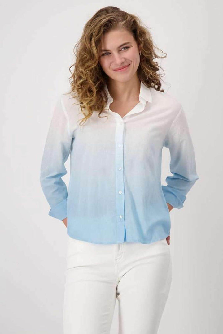 Chemise fluide batik avec strass transparents sur les manches, coupe droite et col chemise élégant.