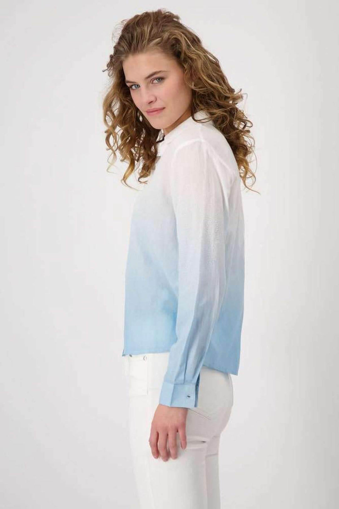 Chemise fluide à effet batik bleu dégradé avec strass transparents et col structuré, look moderne et élégant.