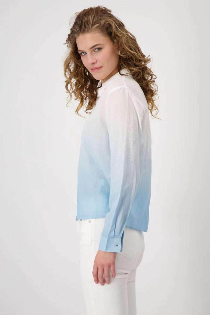 Chemise fluide à effet batik bleu dégradé avec strass transparents et col structuré, look moderne et élégant.