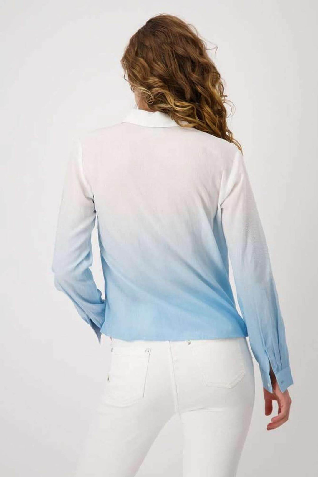 Chemise fluide dégradée bleue avec col chemise et manches longues, vue arrière.