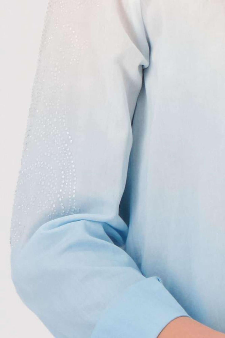 Chemise fluide à effet batik bleu avec strass transparents sur les manches, style moderne et élégant.