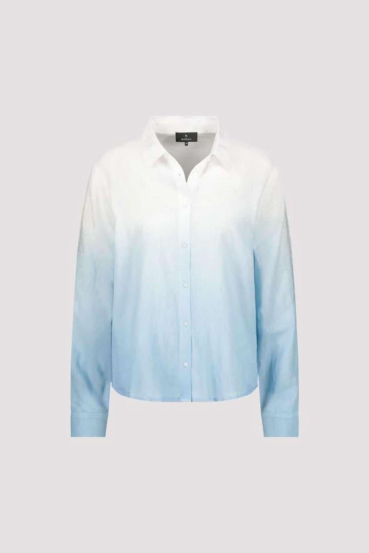 Chemise fluide à effet batik dégradé bleu, avec col chemise et manches longues.