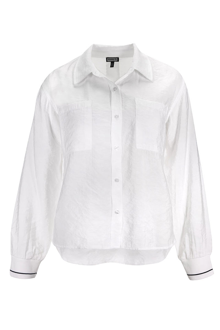 Chemise coupe fluide blanche avec poches poitrine et poignets contrastants en tissu léger, col classique, vue de face.