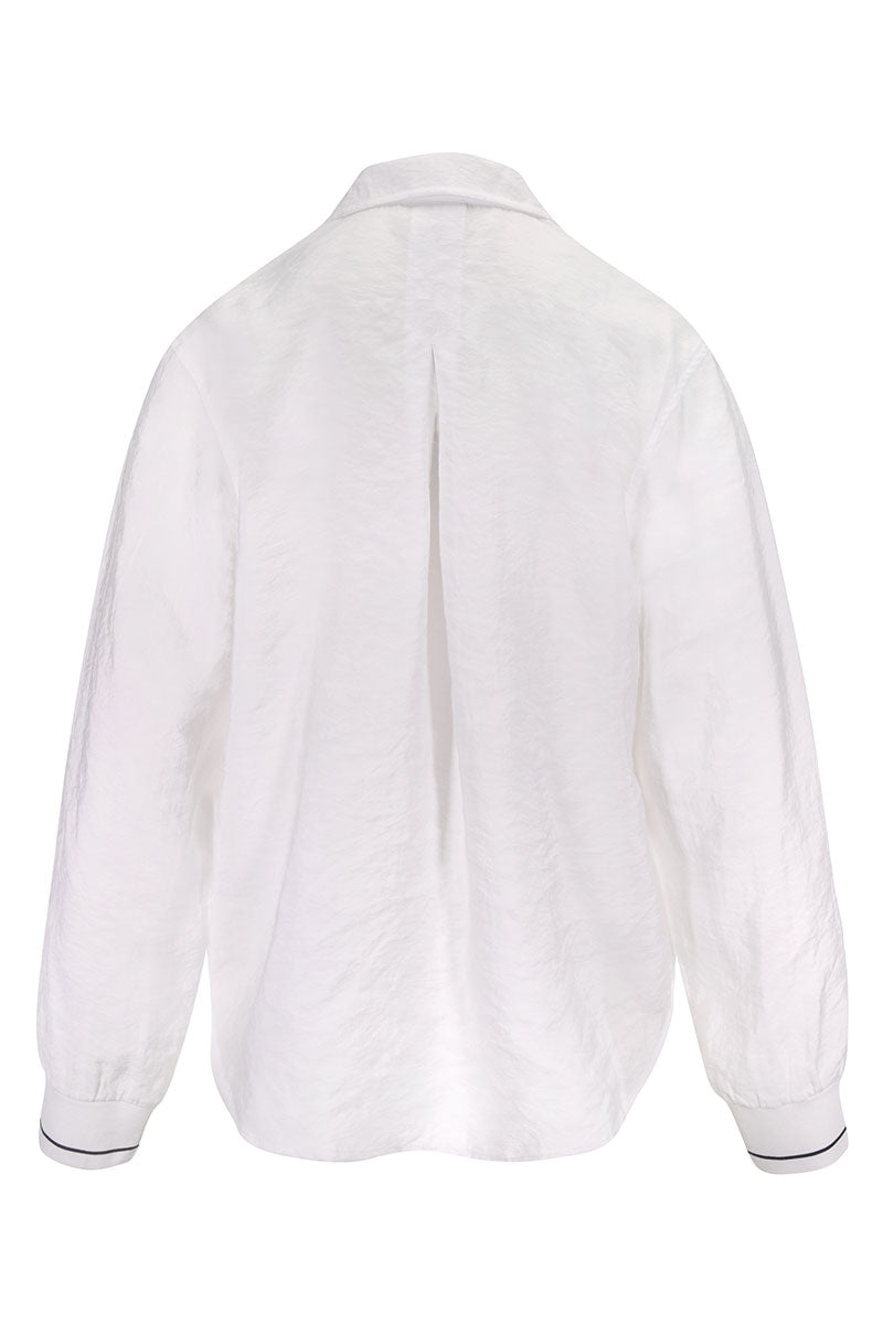 Chemise coupe fluide blanche avec col classique et poignets contrastants vus de dos.
